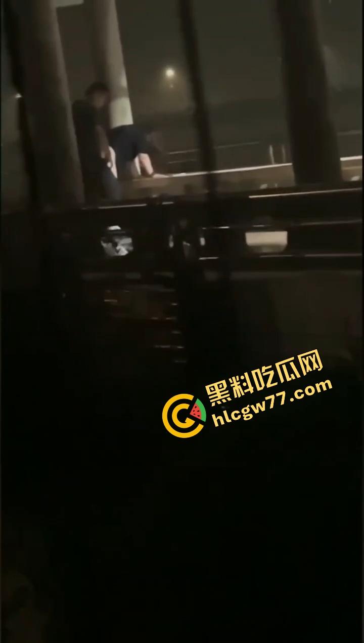 最美的不是下雨天，而是你在我身上坐着颤的瞬间，武汉大学情侣公共场合观音坐莲被偷拍，全网疯传！-12