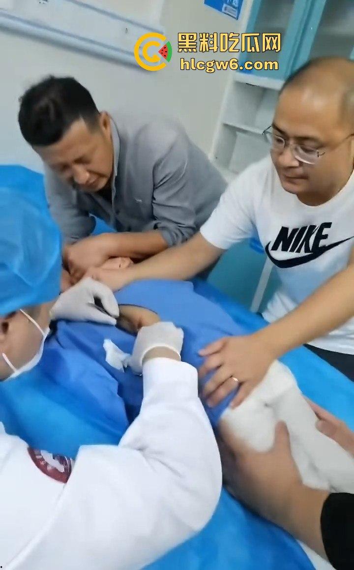 江西赣州母女在公园散步被四条野狗攻击撕咬，扯下来的肉被吃掉，暴露性伤口可以塞进一只手-2