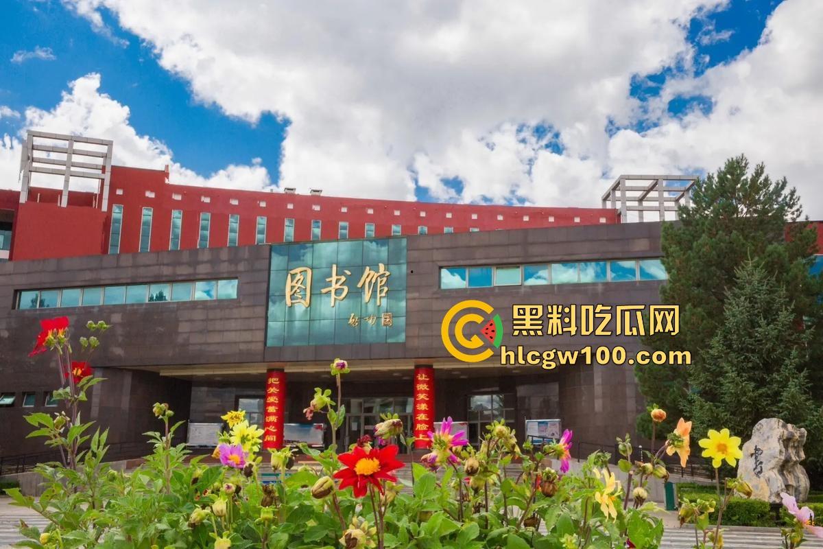 山西大同小情侣把教室课桌当大床房，女的光身子男的抠半天刚硬起来，女友发现监控吓得躲桌底，保安吃瓜笑疯了！-3