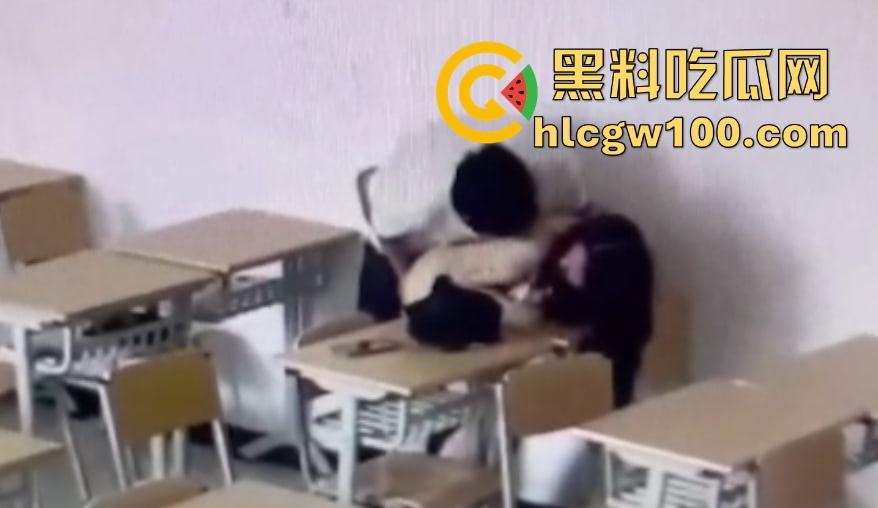 山西大同小情侣把教室课桌当大床房，女的光身子男的抠半天刚硬起来，女友发现监控吓得躲桌底，保安吃瓜笑疯了！-13