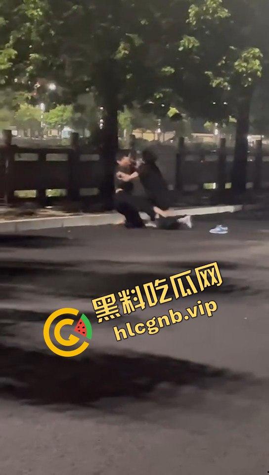 广西两精神小伙为爱街头打架,鞋子都飞了!旁边还有人敲锣打鼓助威!-5