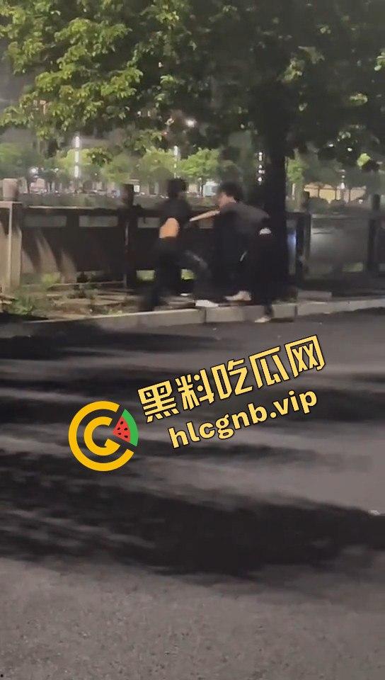 广西两精神小伙为爱街头打架,鞋子都飞了!旁边还有人敲锣打鼓助威!-8