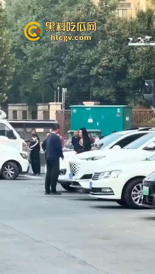 苏州情侣停车场上演跪地求饶两极反转成当街暴揍！黑丝高跟女不依不饶，男友按地上皮带伺候！-2