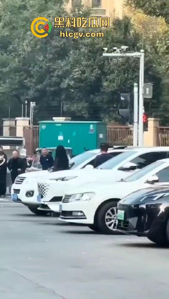 苏州情侣停车场上演跪地求饶两极反转成当街暴揍！黑丝高跟女不依不饶，男友按地上皮带伺候！-7