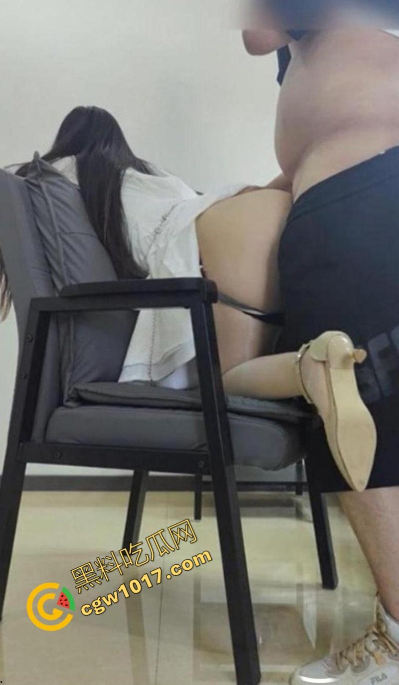 乱伦大神与嫂子棋牌室激情交欢：隔壁打麻将，小叔子急切进攻，生猛操逼播种！-7