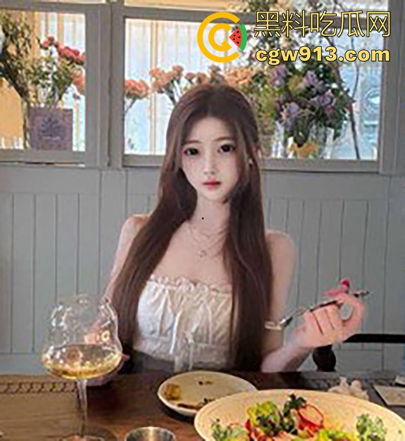 有钱人的生活好快乐啊!上海名媛【刘亚丽】,高颜值大奶长腿尤物,情趣女仆装开裆丝袜,被金主爆操视频流出!-6