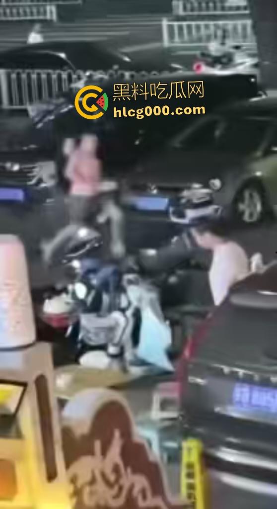 无锡街头裸男老婆被调戏持刀复仇，男小三左腰直接被划开一道口子，差点肾都露出来了！-1