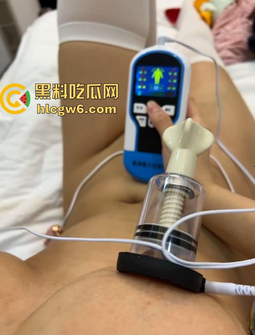 骚逼的奶子湿气太重 电子拔罐器全力以赴吸出新花样 这奶子湿气重得要通上电疗？乳腺湿气太重还是太骚？-7