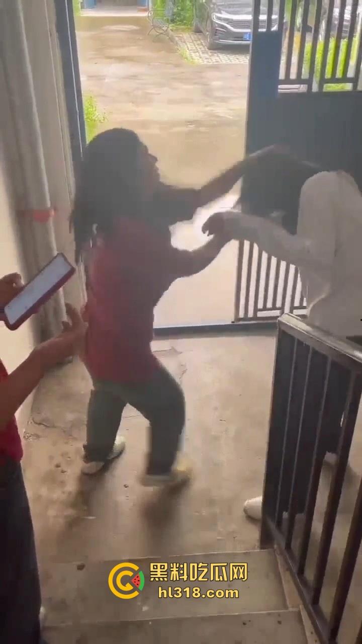 四川内江两女子殴打同学，年纪不大但手脚却下手不轻，逮着头猛锤，就喜欢看女生打架，下手真猛！-6