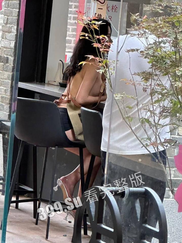 网友爆料方块咖啡门店进行色情营销 服务员穿着暴露装 方块咖啡官网回应 是露出模特不听劝,进店拍摄擦边露奶照,已报警-10