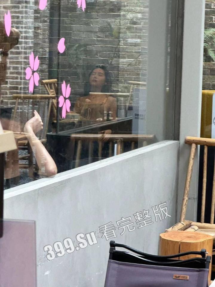 网友爆料方块咖啡门店进行色情营销 服务员穿着暴露装 方块咖啡官网回应 是露出模特不听劝,进店拍摄擦边露奶照,已报警-11