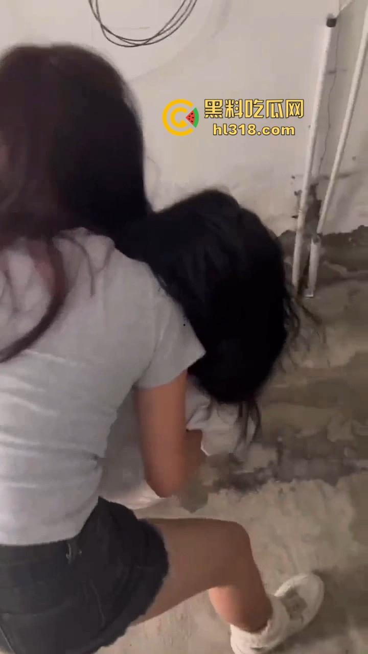 四川内江两女子殴打同学，年纪不大但手脚却下手不轻，逮着头猛锤，就喜欢看女生打架，下手真猛！-8