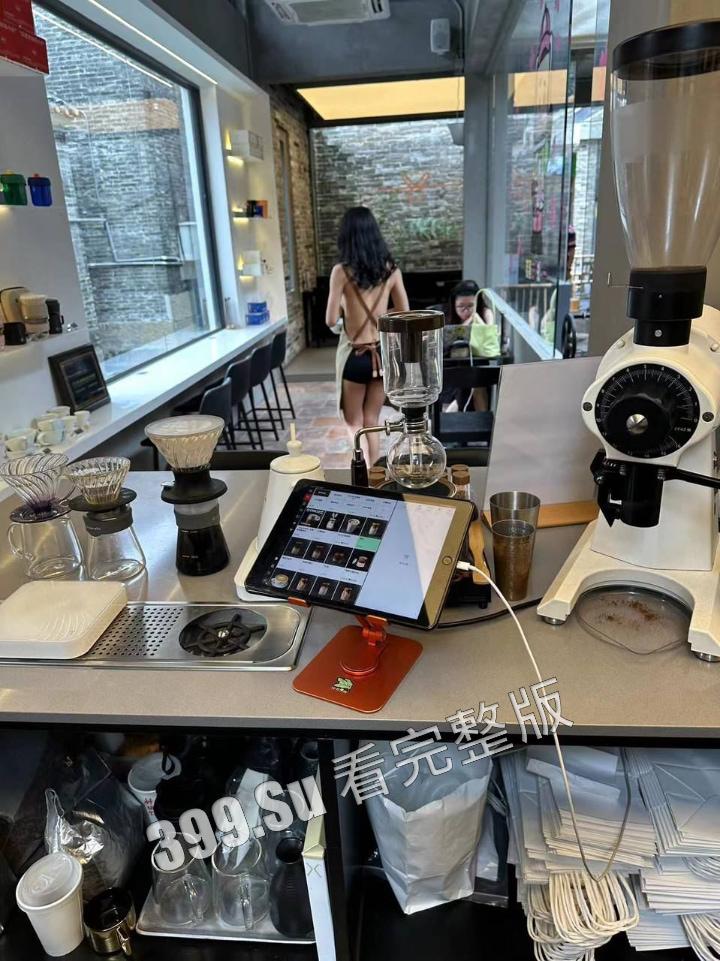 网友爆料方块咖啡门店进行色情营销 服务员穿着暴露装 方块咖啡官网回应 是露出模特不听劝,进店拍摄擦边露奶照,已报警-12