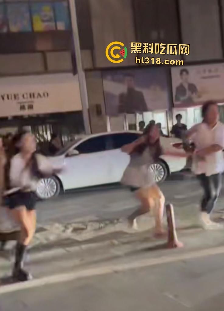 街头母女大战骂街！女儿闺蜜拉架助阵，女儿狂骂“我操你妈逼”，路人还嘲讽要左拍拍右拍拍这不孝女！-1