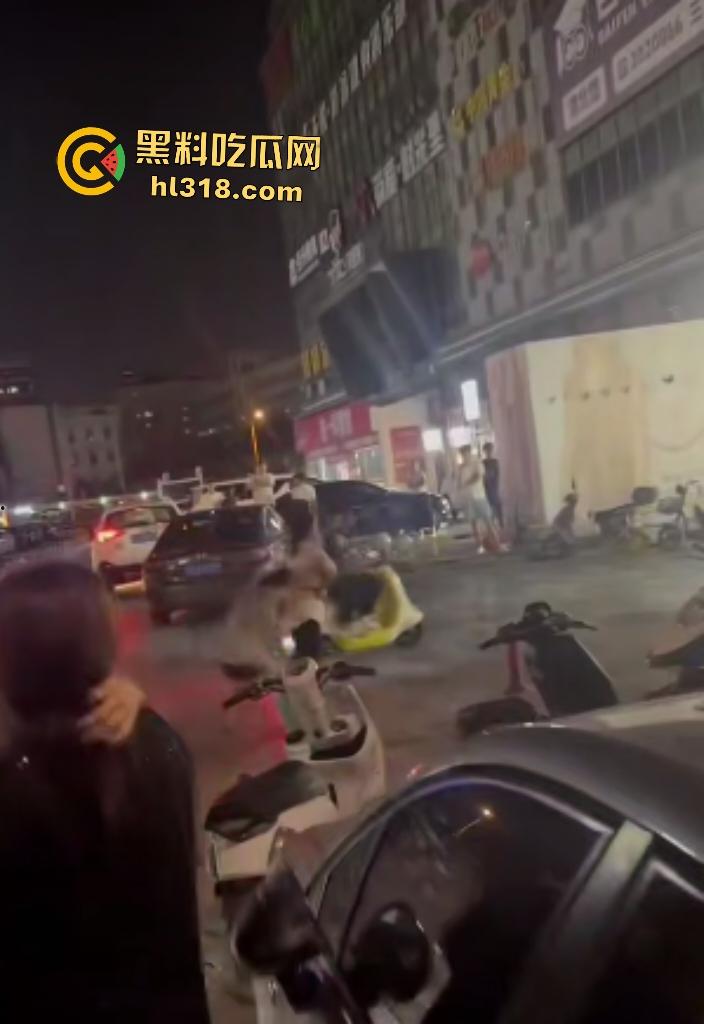 街头母女大战骂街！女儿闺蜜拉架助阵，女儿狂骂“我操你妈逼”，路人还嘲讽要左拍拍右拍拍这不孝女！-4