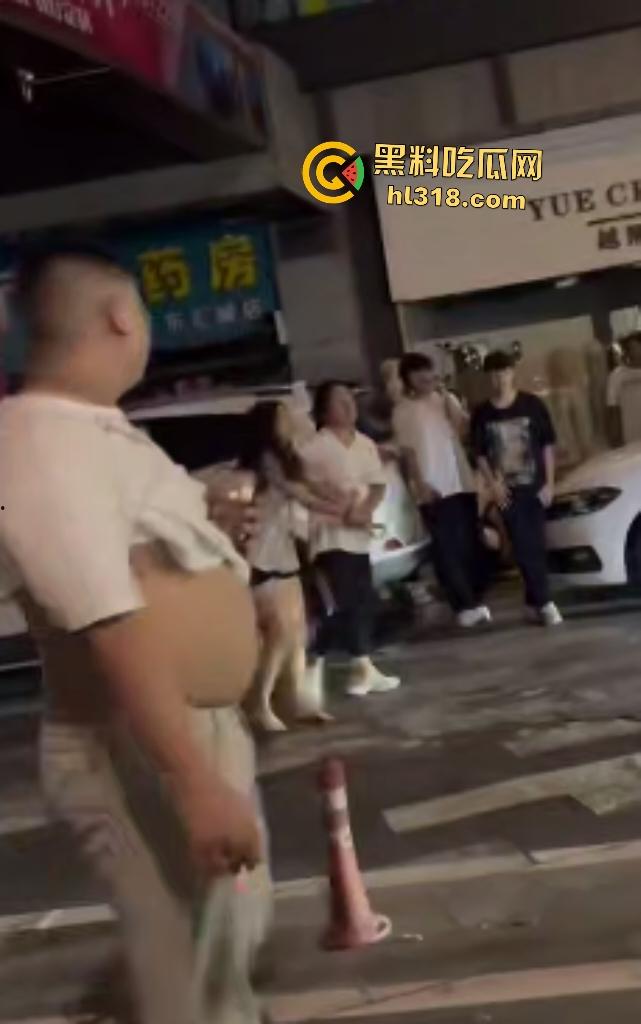 街头母女大战骂街！女儿闺蜜拉架助阵，女儿狂骂“我操你妈逼”，路人还嘲讽要左拍拍右拍拍这不孝女！-7