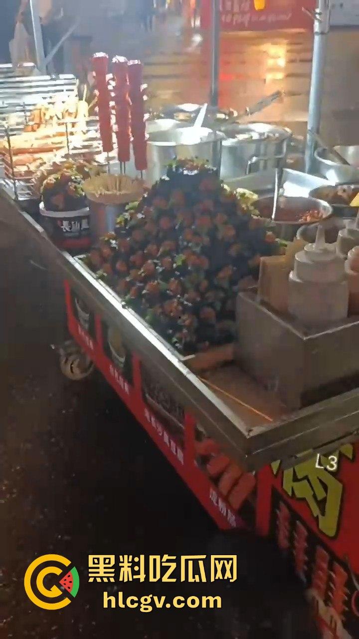 湖南长沙路边摊臭豆腐制作全过程曝光！网友现场考察直呼太惊人！-3