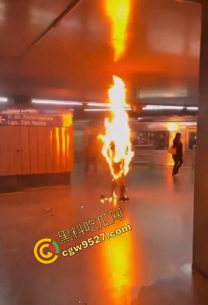 海外大瓜！惊悚画面曝光！巴西男子圣保罗地铁站瞬间自燃，身浇汽油与烈火共舞-1