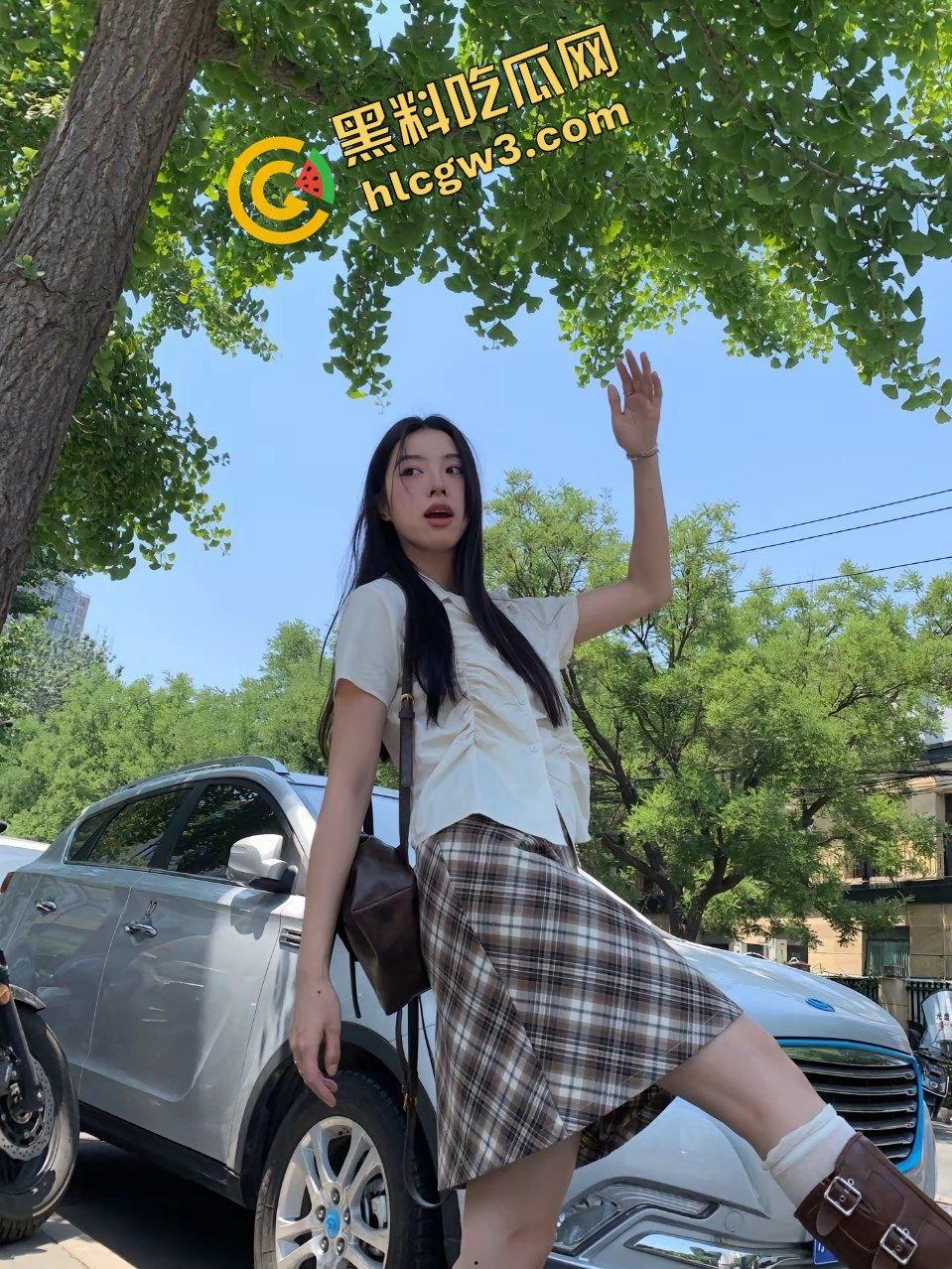 抖音02年气质穿搭反差婊骚鸡『贞贞子』家里私拍露美奶 男上女下爆插骚逼！独家曝光！-3