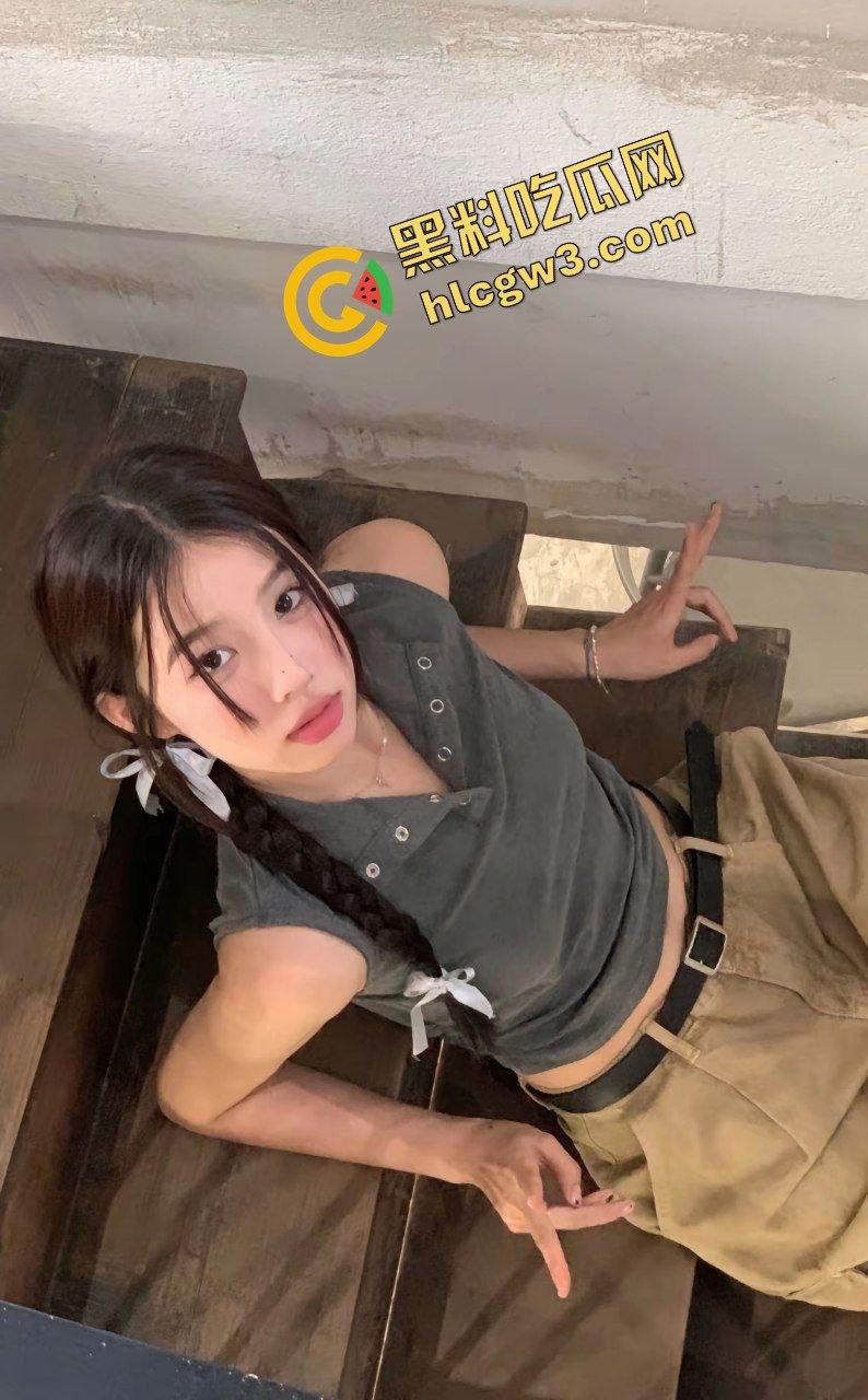 抖音02年气质穿搭反差婊骚鸡『贞贞子』家里私拍露美奶 男上女下爆插骚逼！独家曝光！-5