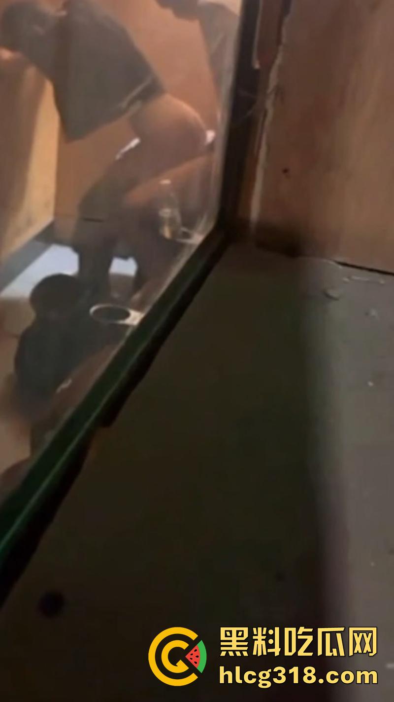 电影院假期工情侣打工，发现女友竟偷情主管，趁影厅没人激情后入，拍下证据在学校曝光！-5