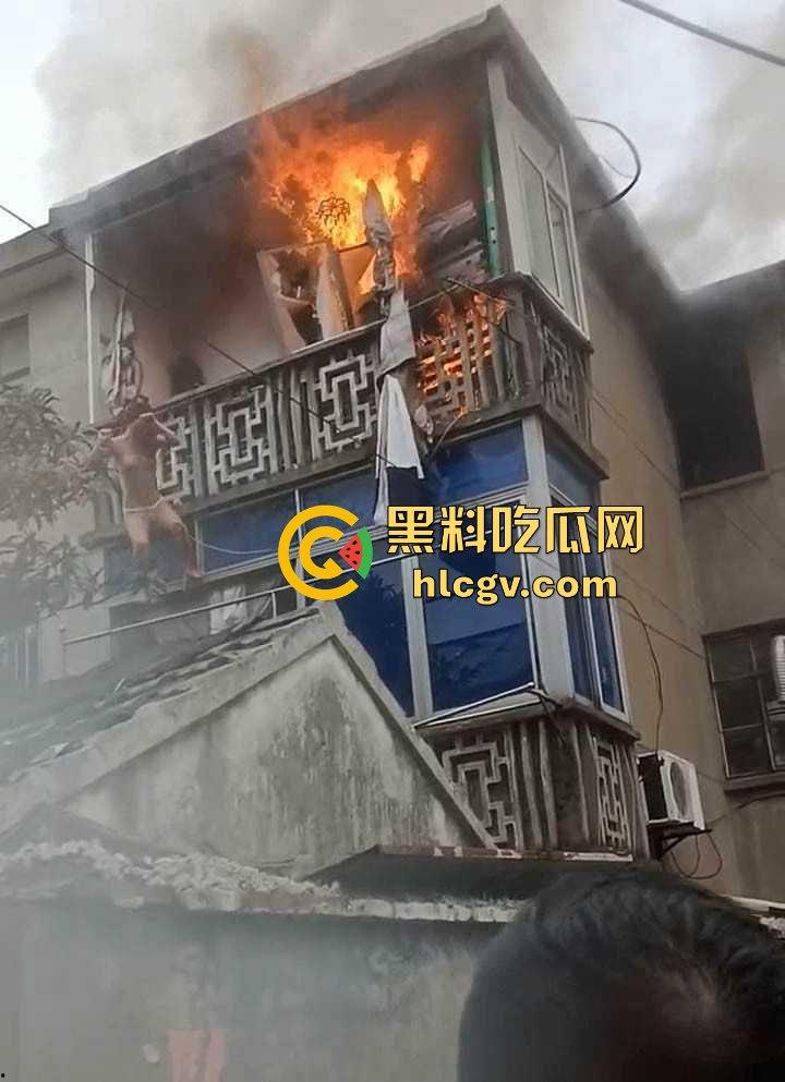 城中村美女洗澡遇火灾裸跳逃生，哥们见义勇为还是见色起意？全程高能！-5