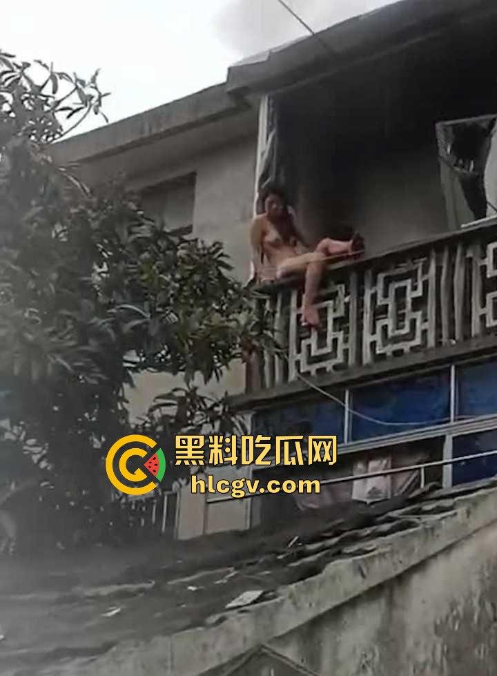 城中村美女洗澡遇火灾裸跳逃生，哥们见义勇为还是见色起意？全程高能！-11