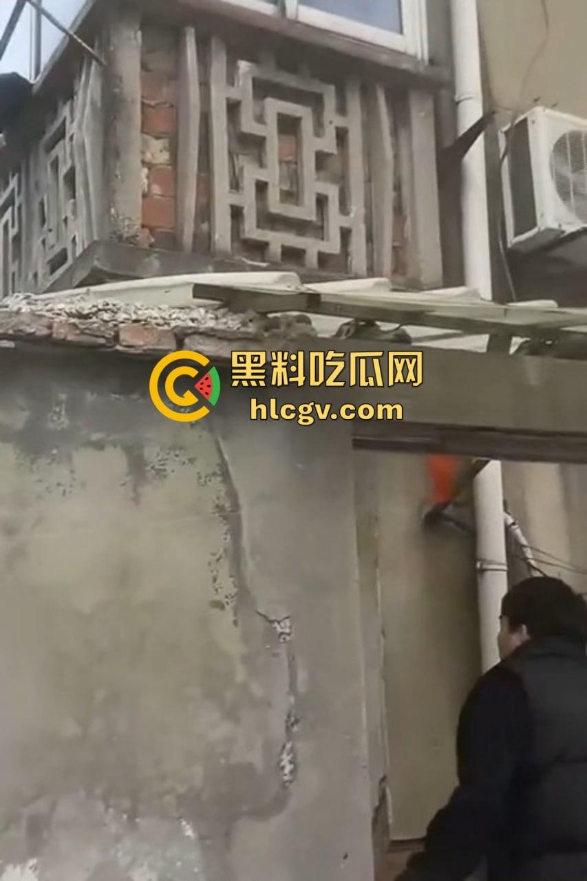 城中村美女洗澡遇火灾裸跳逃生，哥们见义勇为还是见色起意？全程高能！-13