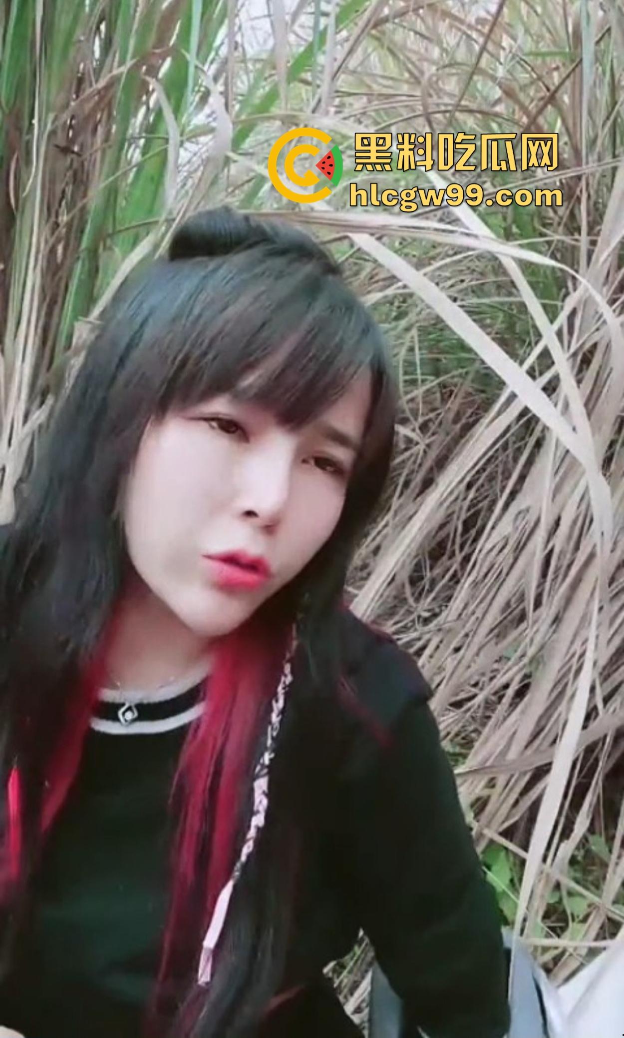 广西两少妇山头双飞局，野外垫子铺好直接开操，丁字裤勒小穴撩到炸，小哥怂归怂但带套有一手！-5