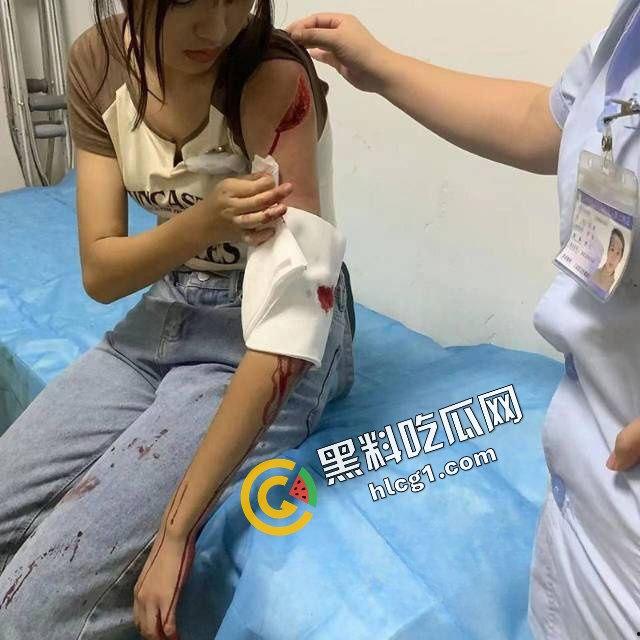 快手不知名小网红『鱼崽』街头现抓小三 提刀当街挥砍数刀 重伤小三-6