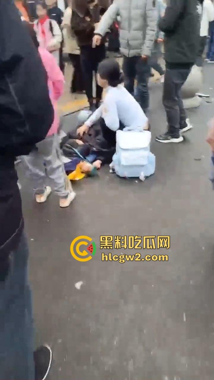 湖南常德鼎城区永安小学发生恶意撞人事件，多名学生受伤，三天两头又来报复社会疯了吗？-11