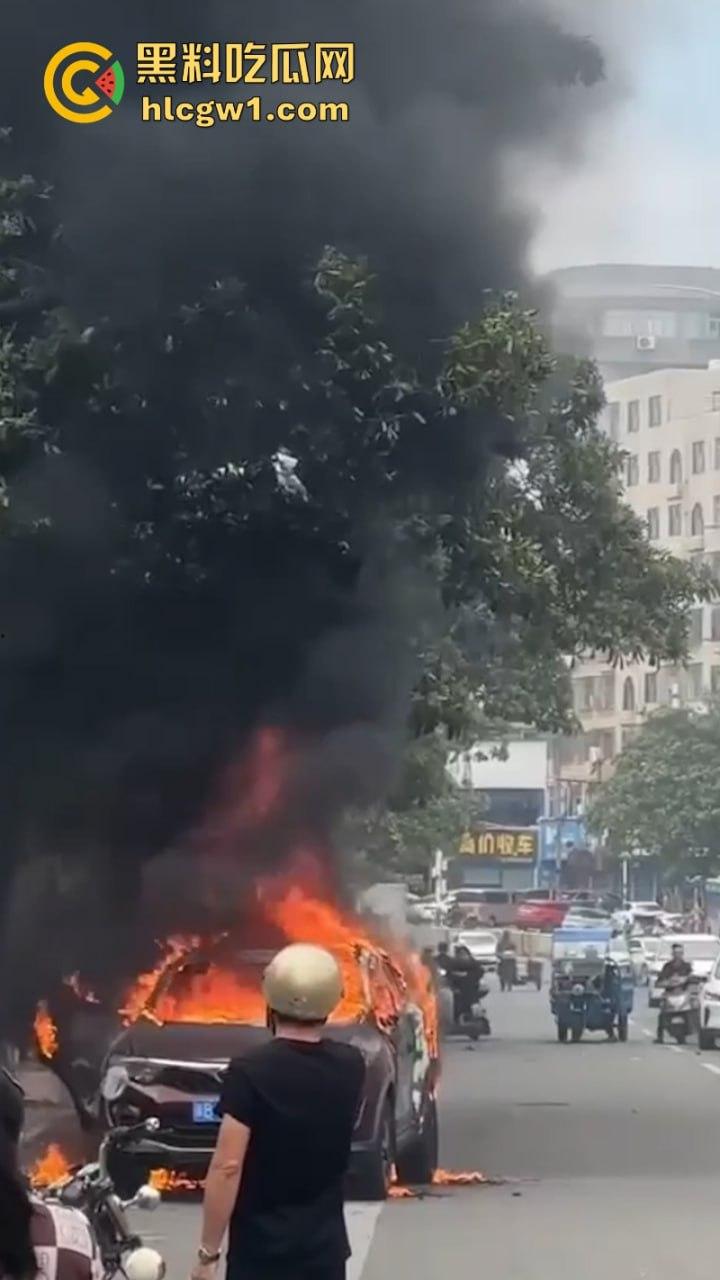 福建莆田一suv路边自燃 几分钟烧成空壳 现场实拍视频曝光-8