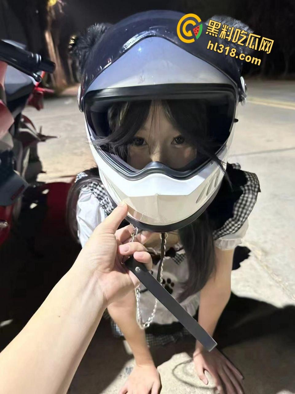 机车圈总是让人意想不到,春风车主完成主人的任务,性感黑丝女仆跪地任人调教,当街栓狗溜圈 !-3