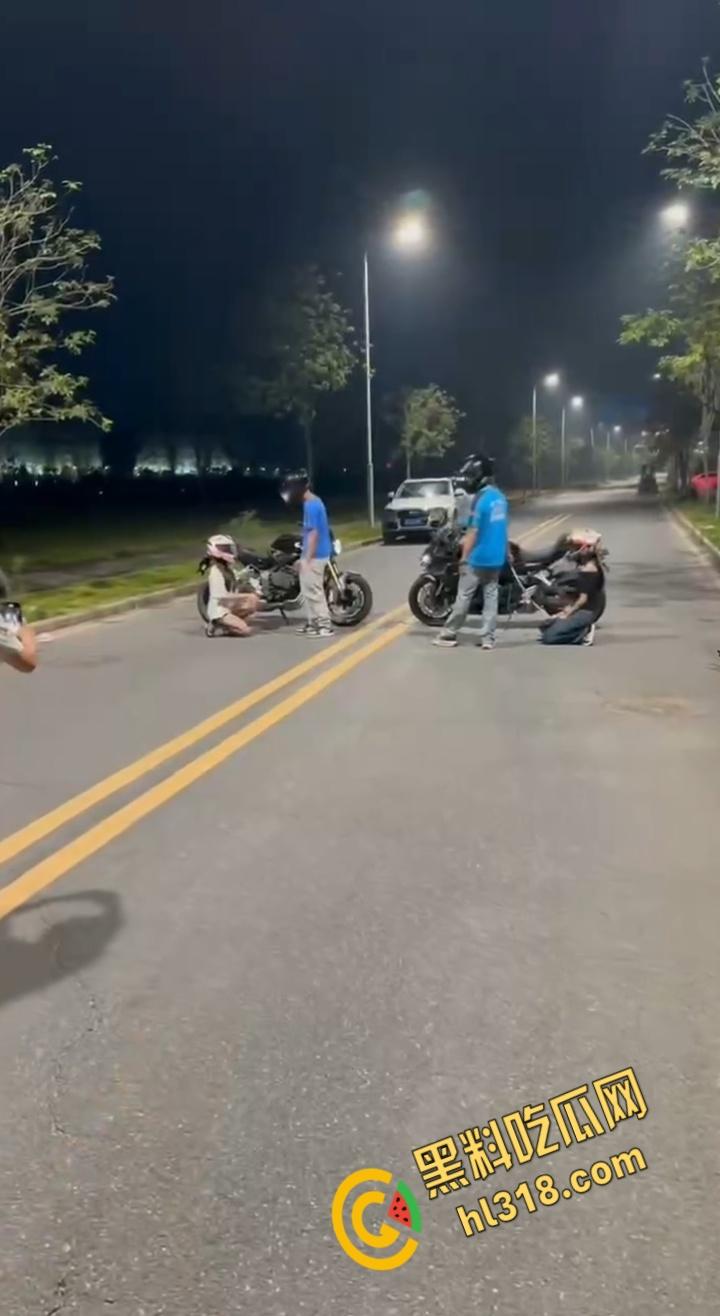 机车圈总是让人意想不到,春风车主完成主人的任务,性感黑丝女仆跪地任人调教,当街栓狗溜圈 !-6