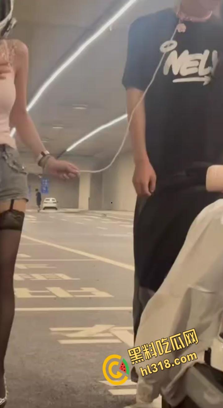 机车圈总是让人意想不到,春风车主完成主人的任务,性感黑丝女仆跪地任人调教,当街栓狗溜圈 !-9