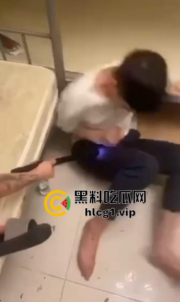 缅北猪仔逃跑未果，遭电棍狂电视频曝光，痛苦嚎叫撕心裂肺！-4