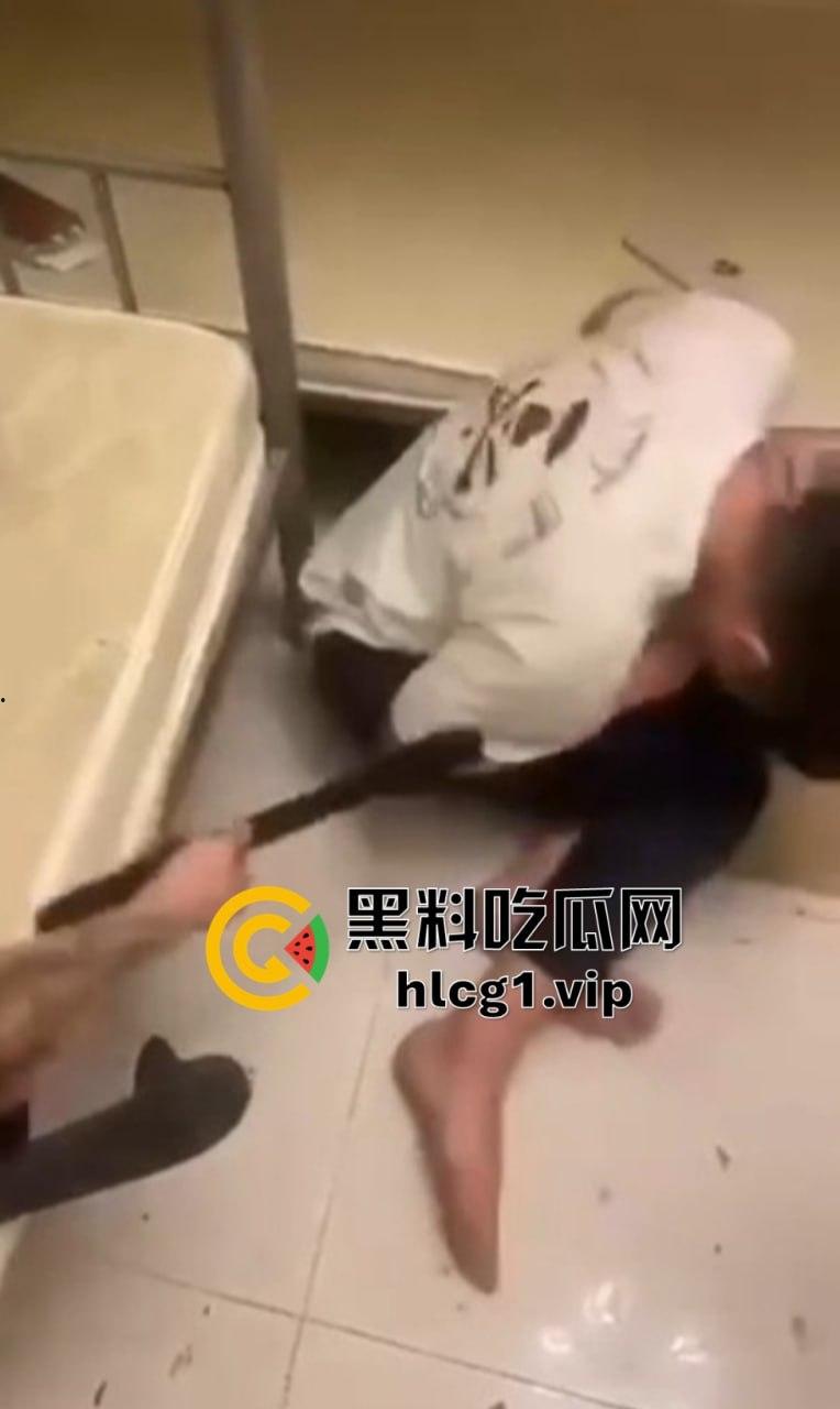 缅北猪仔逃跑未果，遭电棍狂电视频曝光，痛苦嚎叫撕心裂肺！-5