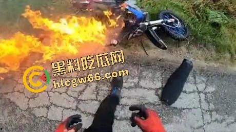 老外人少真不是巧合，不是骑摩托玩火变亡灵骑士，就是160码飙车边超车边看比基尼大胸妹还不忘点赞！-5