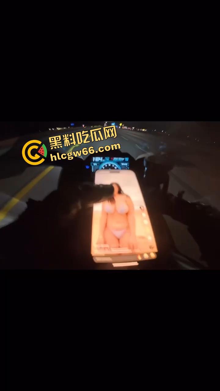 老外人少真不是巧合，不是骑摩托玩火变亡灵骑士，就是160码飙车边超车边看比基尼大胸妹还不忘点赞！-6