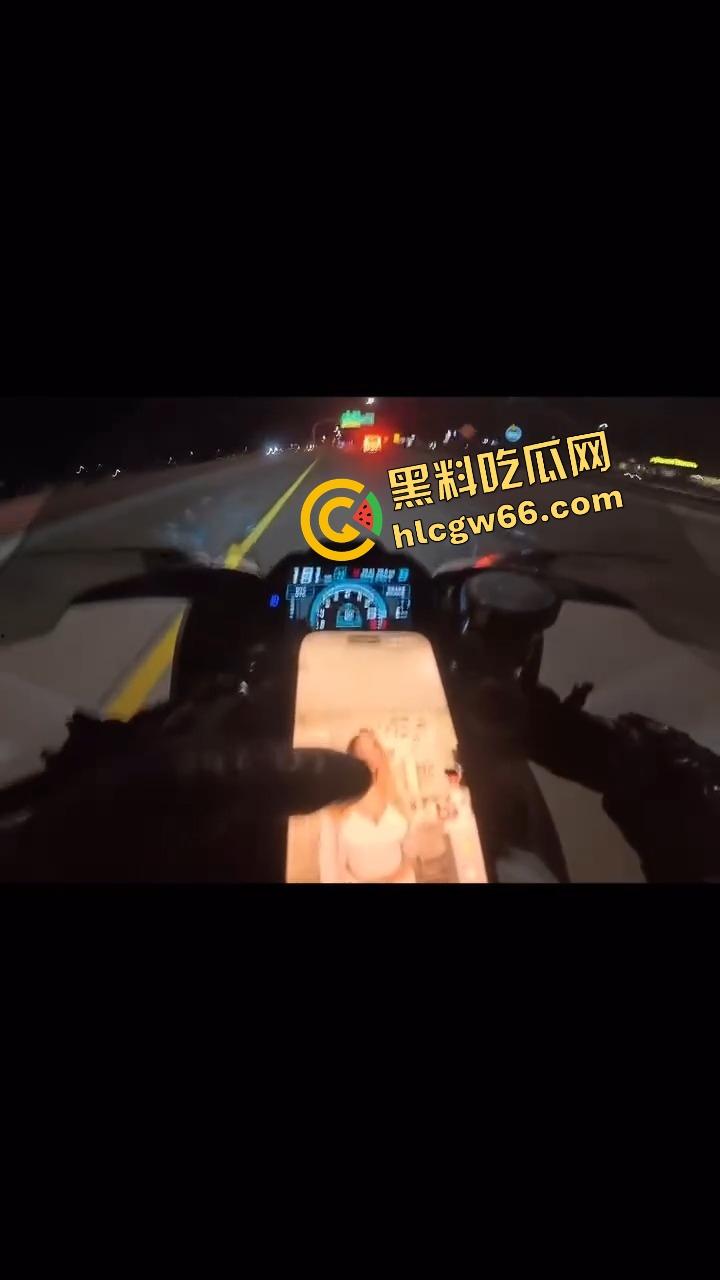 老外人少真不是巧合，不是骑摩托玩火变亡灵骑士，就是160码飙车边超车边看比基尼大胸妹还不忘点赞！-8