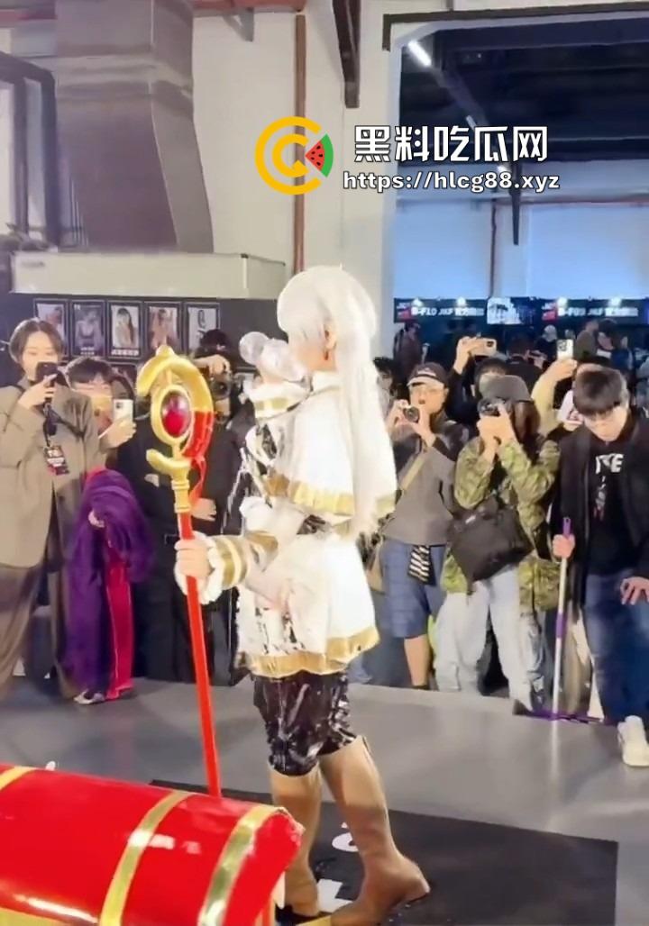 饥渴宅男的天堂！台湾漫展变性爱盛宴，近乎全裸福利姬勾得人硬邦邦，湾湾不要太爽了！-8