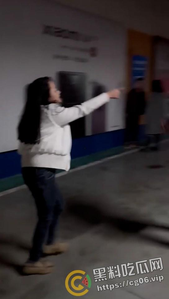 潍坊万达大瓜!地下车库捉奸 场面极其混乱 我带着闺蜜的出轨的老公去捉奸闺蜜和我的老公?-5