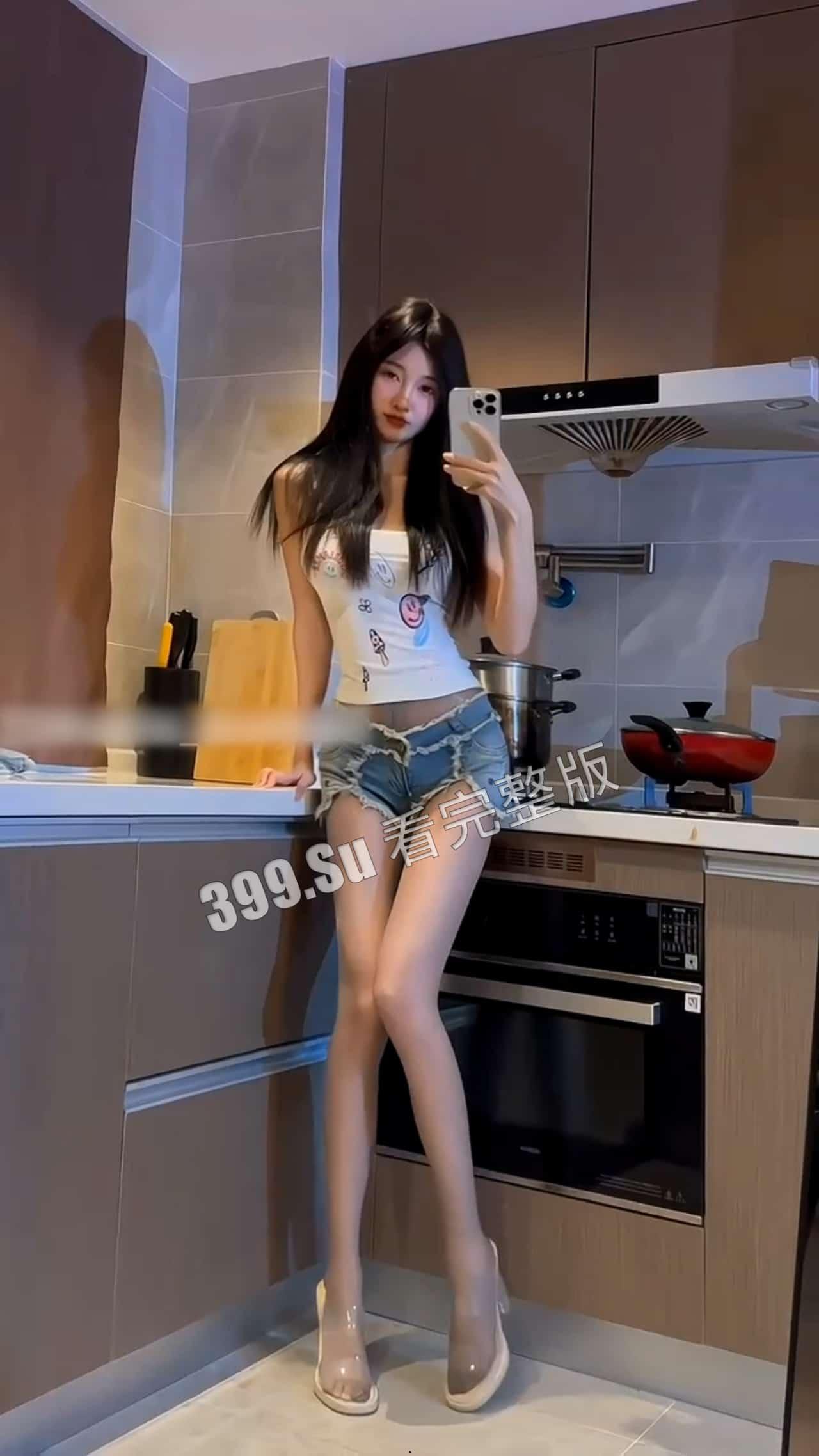 抖音超200w粉丝  桂芬  有露脸照  二十多部微密圈视频合集   身材真极品，该大的地方大，涂了油看起来真润-2