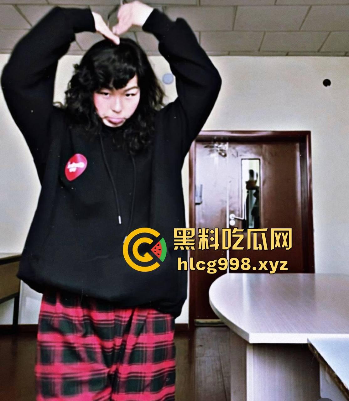 西藏20岁火辣妹子【诺诺熙】闺蜜换夫！四人激情交换视频曝光，玩得毫无底线！-6