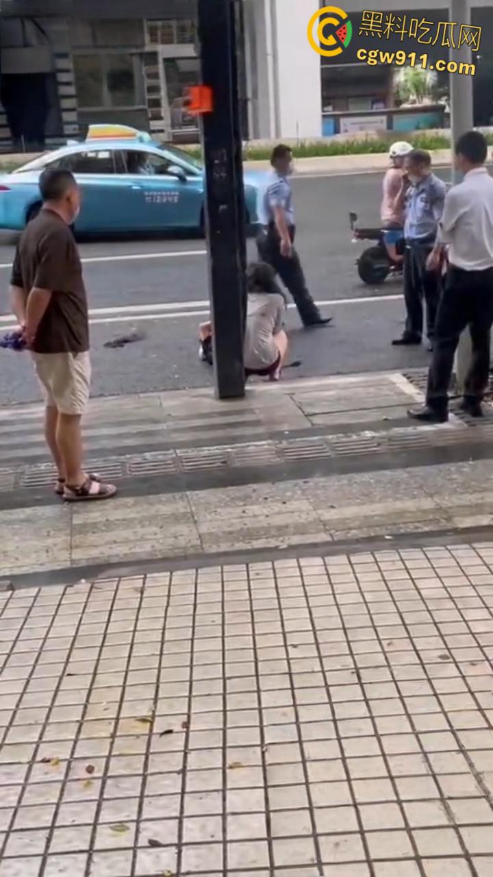 女人打架街头冲突，头发扯下现场惊人，两名警察介入劝阻仍不管用，直接将疯癫女子手铐绑住 !-5