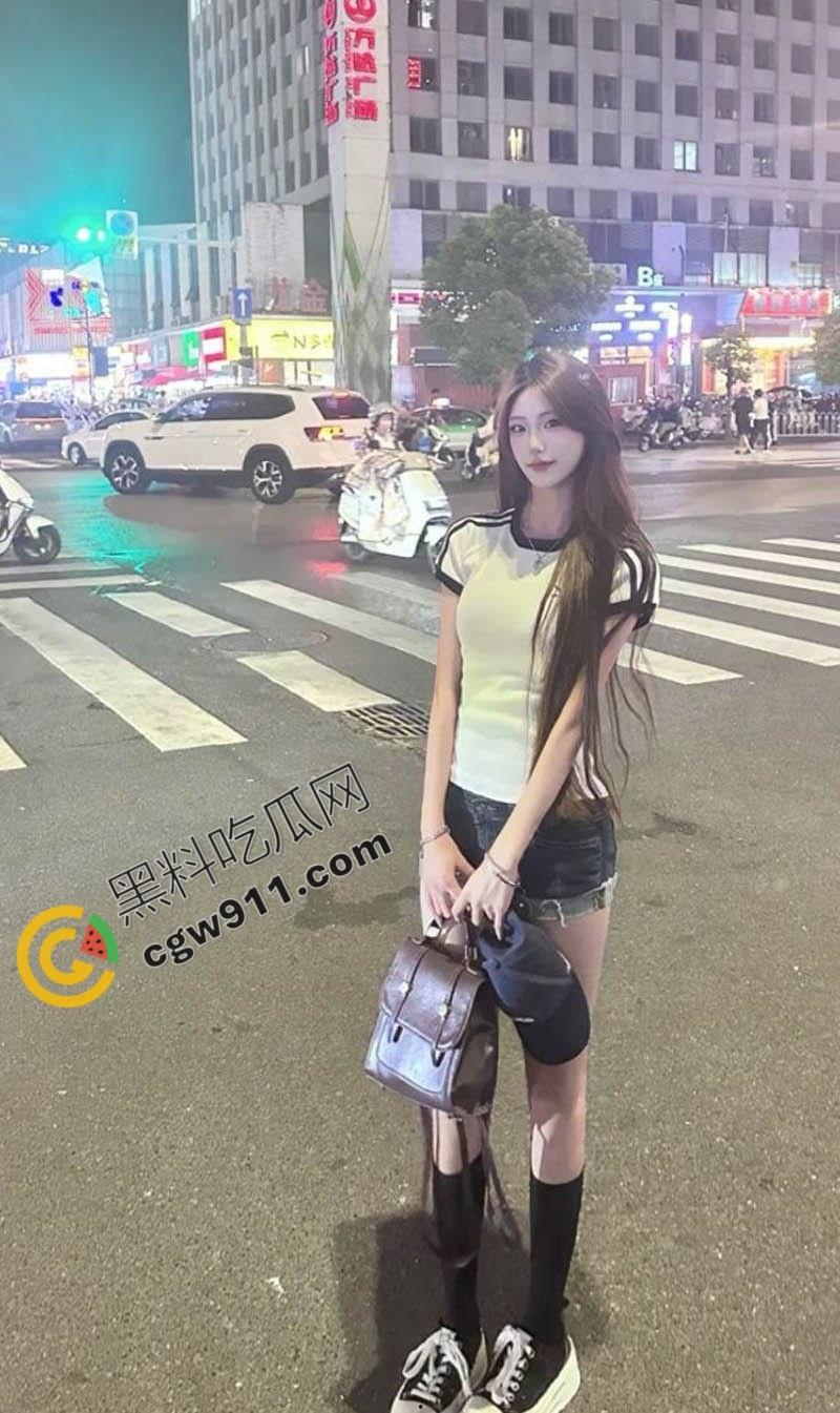 广西柳州大长腿美女【刘璐】成富二代胯下母狗！戴黑皮项圈深喉服侍，翘臀高撅撞击啪啪，狂野摆动高潮尖叫震天-2