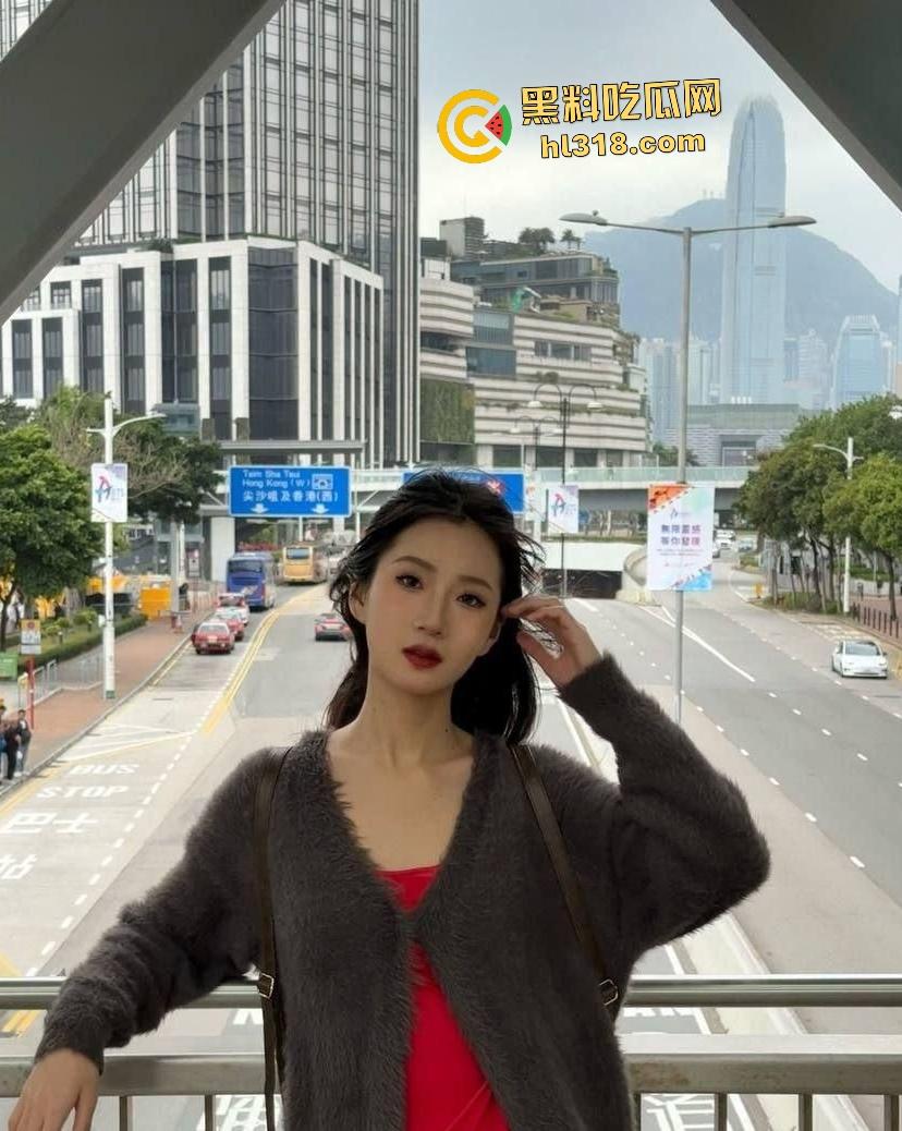 四川师大舞蹈尤物【魏佳源】被绿帽男友狠心出租！完美脸庞口交还被后入骑乘，可惜奶子小了点！-1