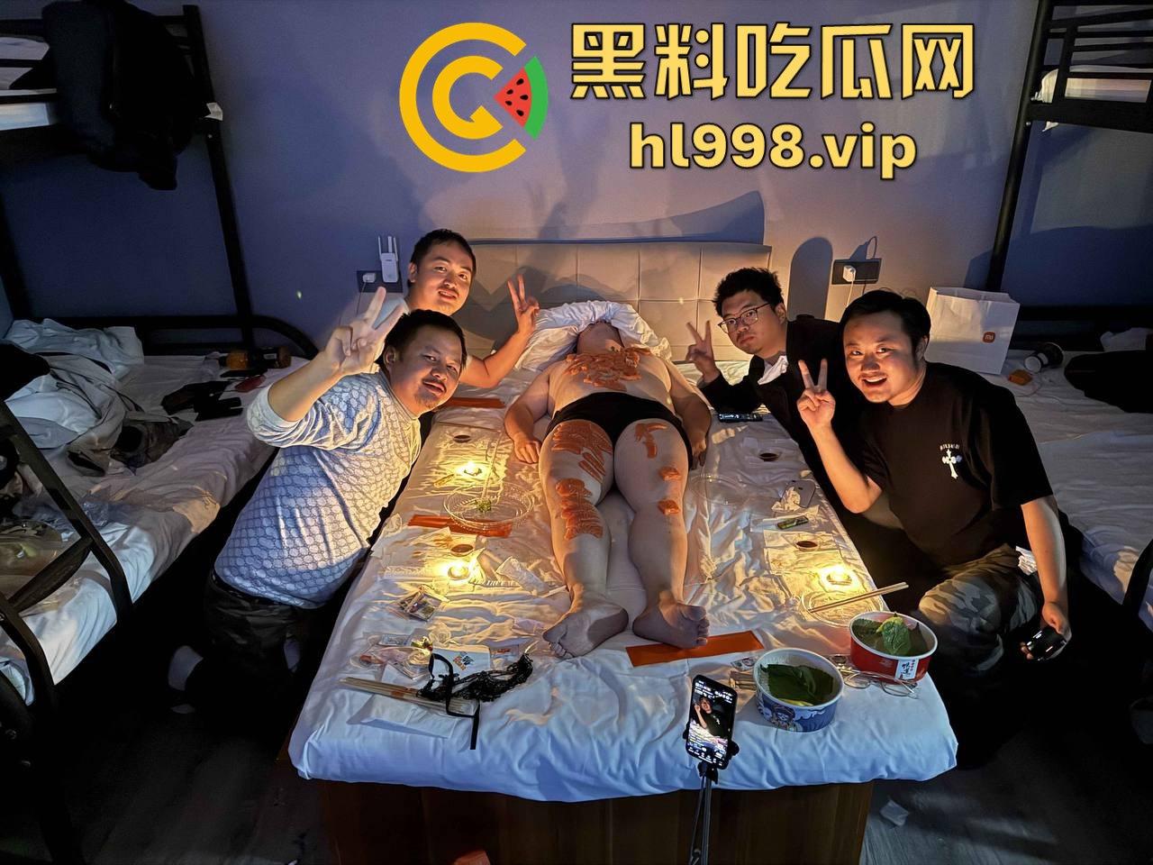 抖音重口直播！油腻大叔当三文鱼盛器，男同淫趴场面堪比恐怖片，举报无效酒店老板淡定回应！-2