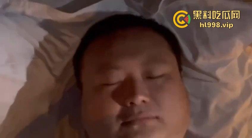 抖音重口直播！油腻大叔当三文鱼盛器，男同淫趴场面堪比恐怖片，举报无效酒店老板淡定回应！-12