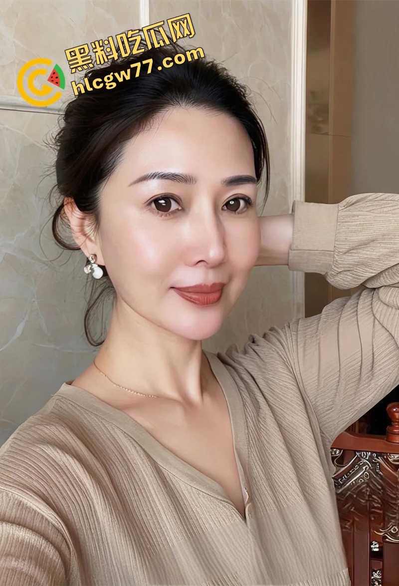 人妻骚货【桃桃】酒店红色开档情趣内衣撑爆巨乳，深喉舔屌玩假鸡巴，后入扭腰床单湿成水田！-2